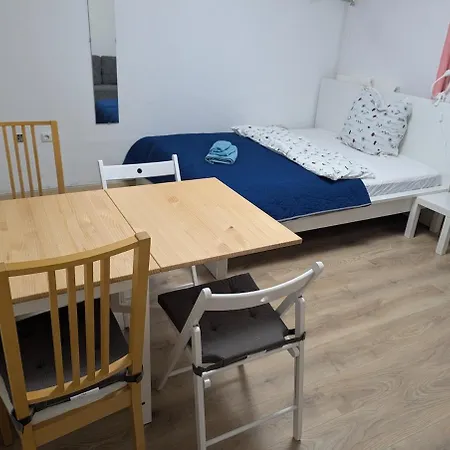 Апартаменты Brand New In With Kitchen And Ac