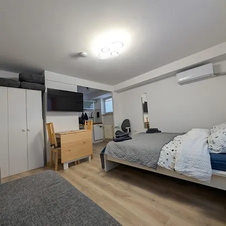 Апартаменты Brand New In With Kitchen And Ac *