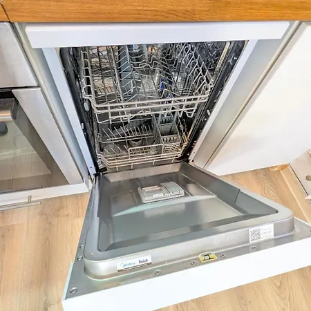 Апартаменты Brand New In With Kitchen And Ac