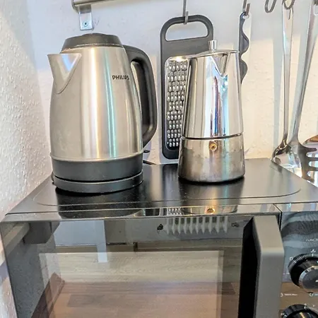 Апартаменты Brand New In With Kitchen And Ac