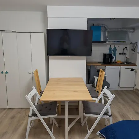 Brand New In With Kitchen And Ac Апартаменты