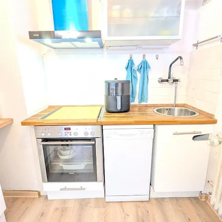 Апартаменты Brand New In With Kitchen And Ac